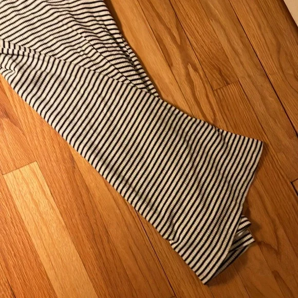 old navy black and white stripe dress in the size medium - Picture 3 of 3